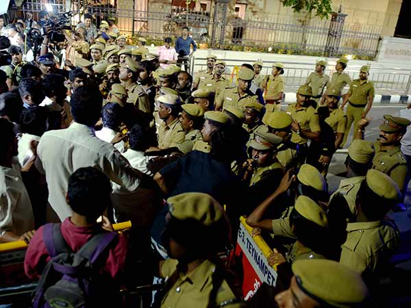 காவல்துறை போதிய பாதுகாப்பு காவல்துறை போதிய பாதுகாப்பு