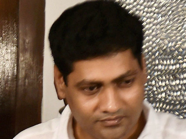 கட்சி தொடங்கினார் 