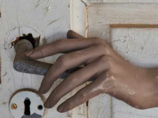 வீடு வீடாக கதவை தட்டிய ஜுர் 