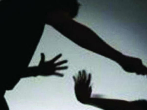 பக்கத்து வீட்டு பெண்ணுடன் சண்டை 