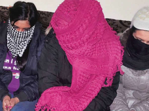 காப்பகத்தில் இளம் பெண் காப்பகத்தில் இளம் பெண்