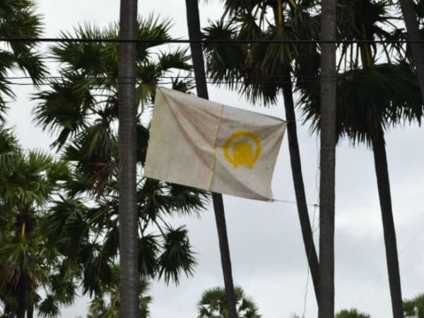 திடீரென பறந்த புலிக்கொடி 