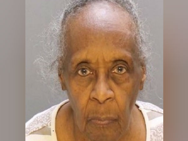 துப்பாக்கியோடு வந்த பாட்டி 