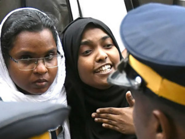 அகிலாவின் பெற்றோர் மனு தாக்கல் அகிலாவின் பெற்றோர் மனு தாக்கல்