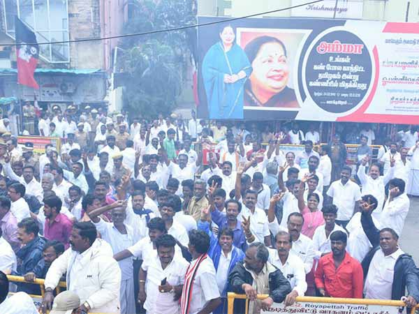 மூத்த நிர்வாகி மதுசூதனன் 