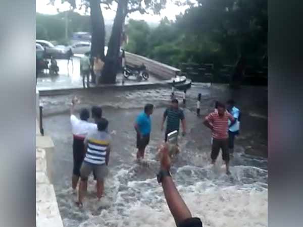 அப்புறப்படுத்தும் போலீசார் 