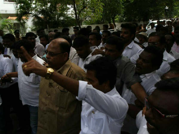 Police denied permission to purohithars at Poes garden, ttv supporters gathered Police denied permission to purohithars at Poes garden, ttv supporters gathered