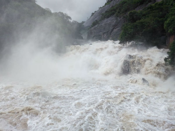 கரைபுரண்டு ஓடும் வெள்ளம்