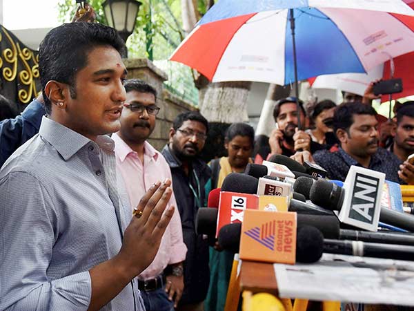 ஆர்கே நகரை கவனித்த விவேக் 