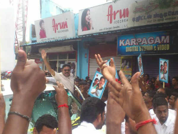 அதிமுக கொடியில்.. 