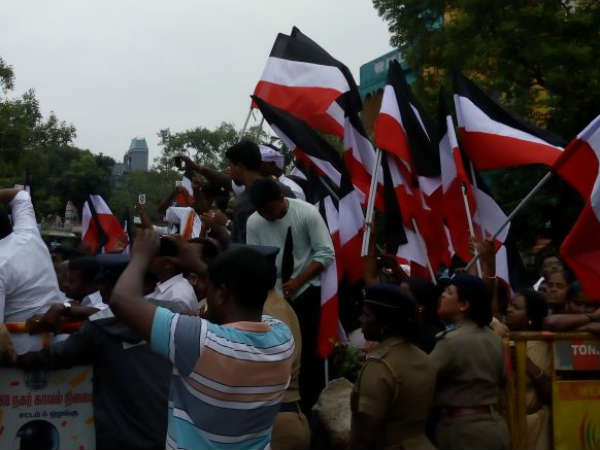 அண்ணா உருவம் இல்லாத கொடி 