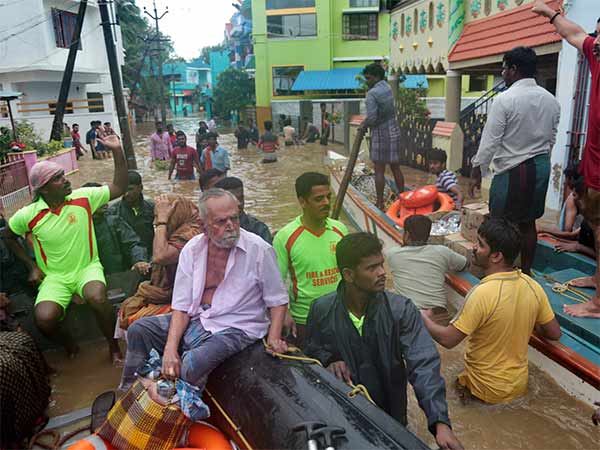 படகுகளில் மீட்பு 