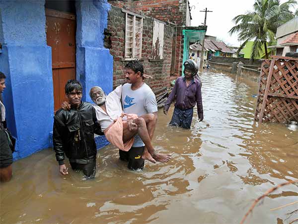 குடியிருப்புகளில் வெள்ளம் 
