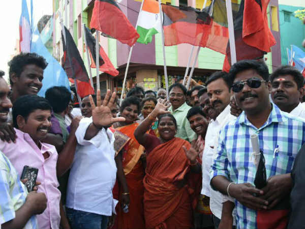கைகூப்பி ஓட்டு கேட்கும் வேட்பாளர்கள் 
