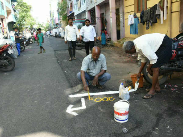 வாக்குச்சாவடி முன்பு அடையாளம் வாக்குச்சாவடி முன்பு அடையாளம்