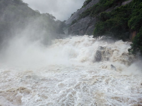 ஆறுகளில் வெள்ளம் 