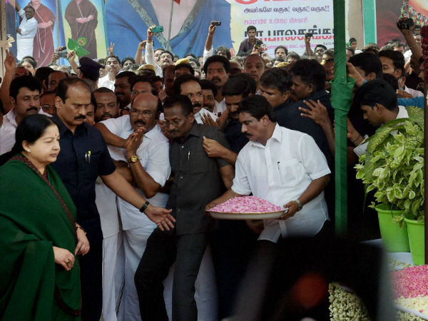 மக்களை விட்டு விலகியிருந்த ஜெ.