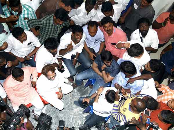 பைக்கில் வந்த விஷால் 