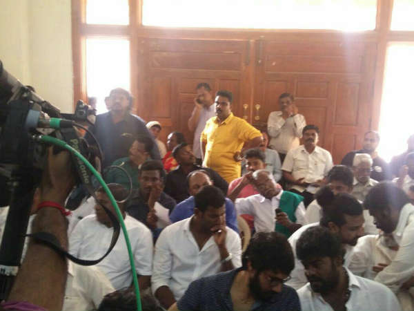 செல்பி எடுக்க முயற்சி 
