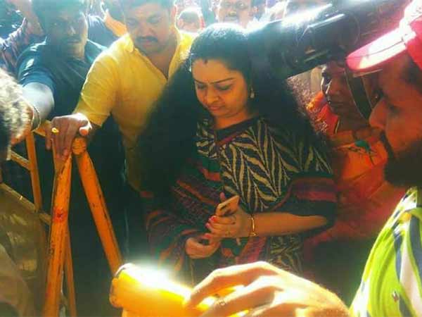 புதிய லுக்கில் தீபா 