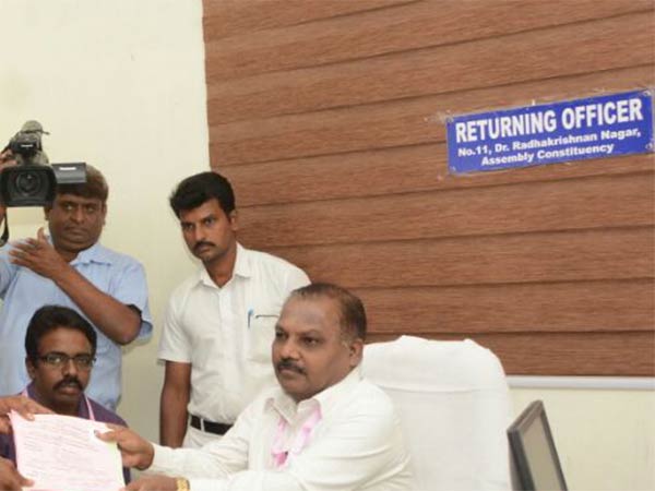 குவிந்த வேட்பு மனுக்கள் குவிந்த வேட்பு மனுக்கள்