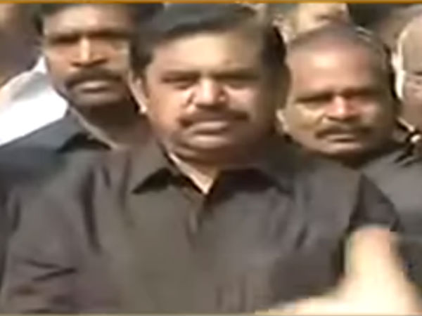 கறுப்பு சட்டையில் பேரணி