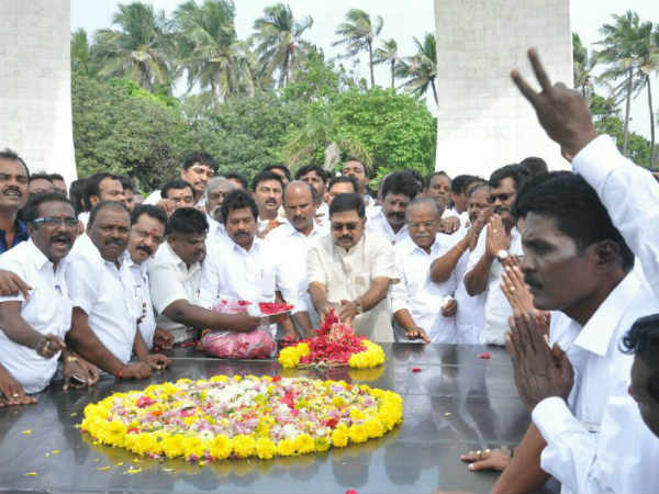 டிடிவி தினகரன் தனியாக அஞ்சலி