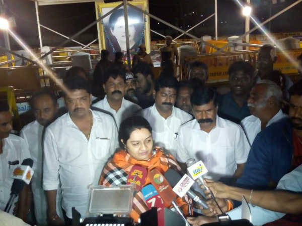மெரீனாவில் குவிந்த அதிமுகவினர்