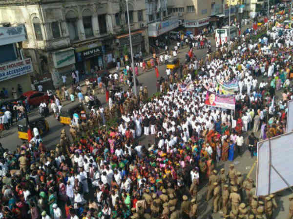  அஞ்சலி செலுத்திய மக்கள் 