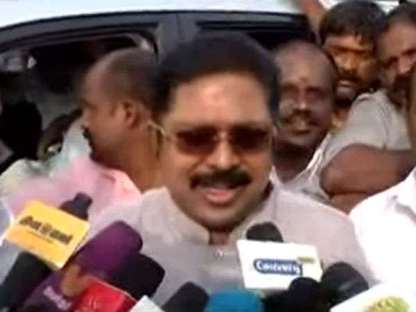 நெரிசலில் சிக்கிய சென்னைவாசிகள் 