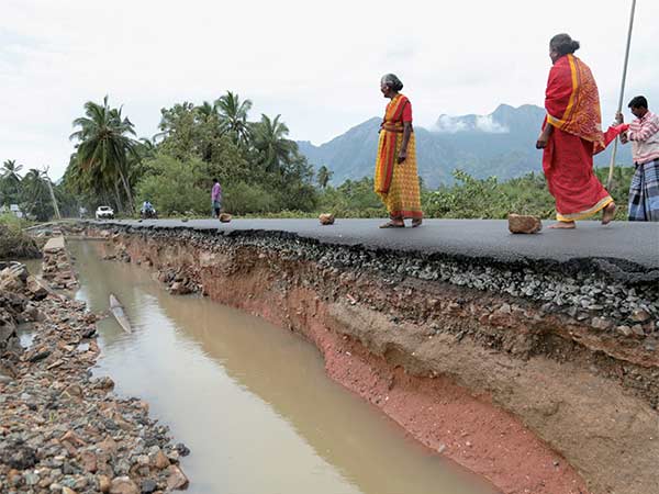 முதியவர்கள், குழந்தைகள் அவதி 