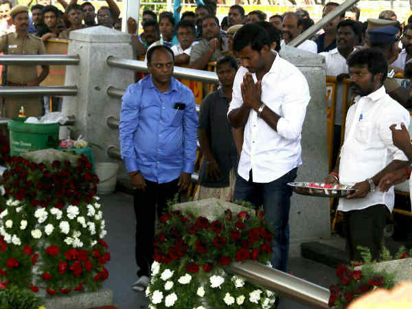 அரசியல்வாதியாக்கிய அதிமுகவினர் 