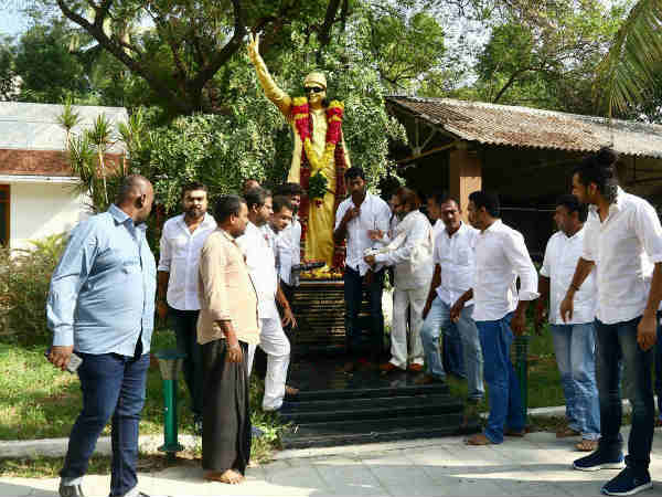 அதிமுகவினர் தர்ணா 