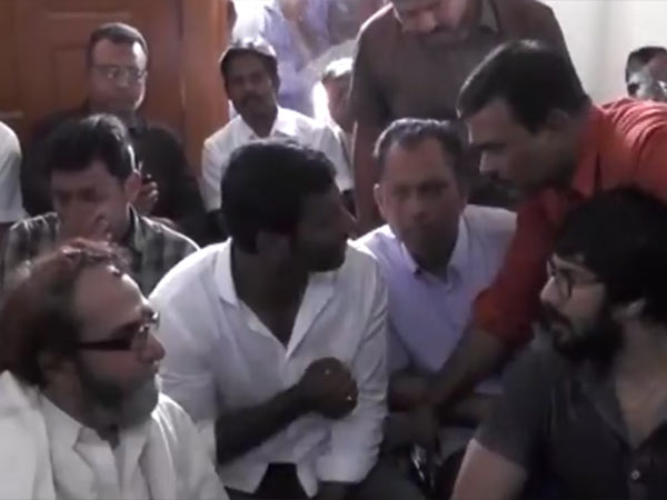 மக்களுக்கு உதவி செய்வேன் 