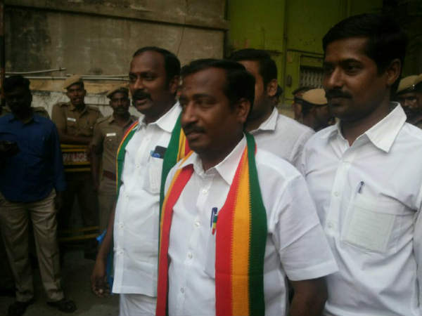 சின்னம் ஒதுக்கும் பணி சின்னம் ஒதுக்கும் பணி