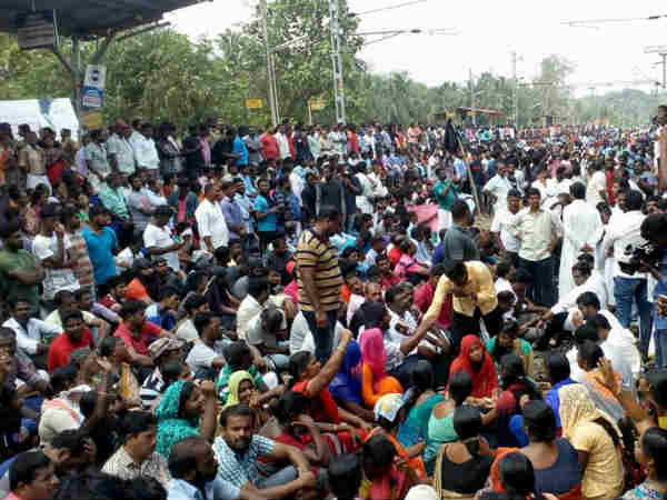 கலைந்து செல்ல மாட்டோம் 