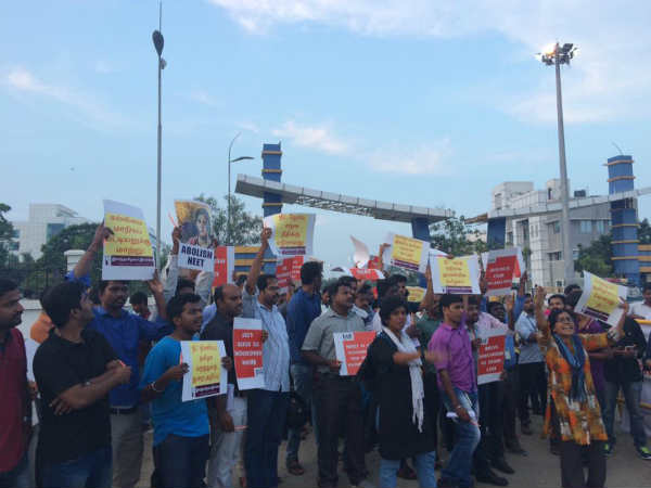 ஓகியில் சிக்கிய மீனவர்கள் ஓகியில் சிக்கிய மீனவர்கள்