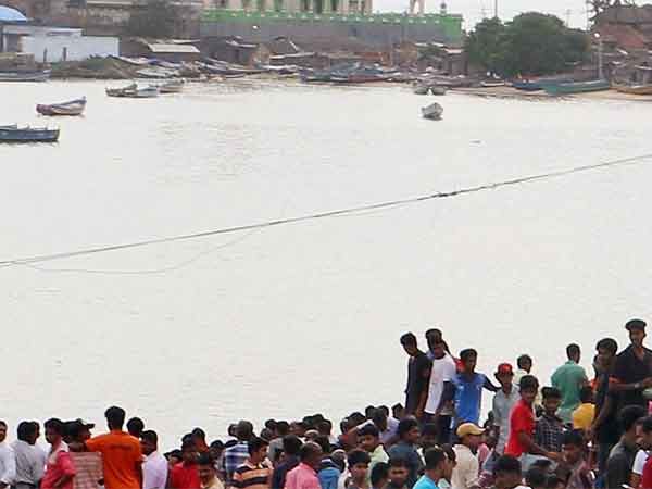 மராட்டியம், கோவாவில் கரை ஒதுங்கினர்