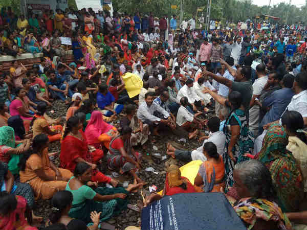 குமரியின் இருள் மறைகிறது 