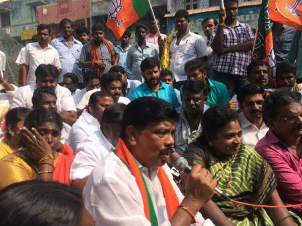  பூத் போட்டு கொடுக்கிறார்கள்