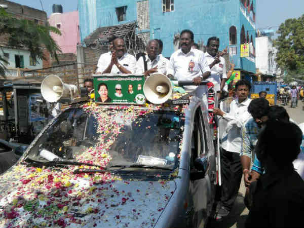 இறுக்கமாவே இருக்காங்களே