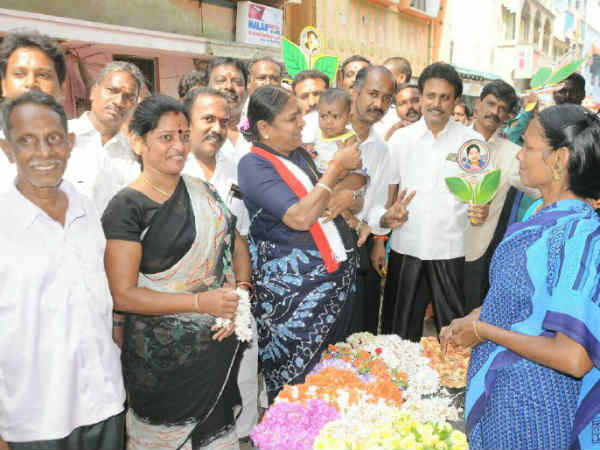 பூக்காரக்க ஓட்டு இரட்டை இலைக்கே