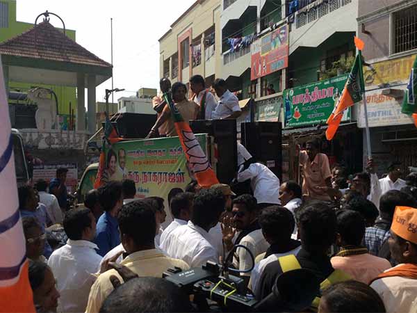 திறந்த ஜீப்பில் வாக்கு சேகரிப்பு