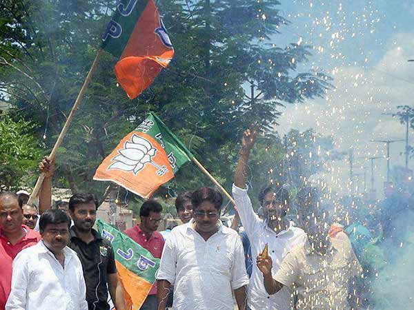 பாஜக ஆட்சியை தக்கவைக்கும் பாஜக ஆட்சியை தக்கவைக்கும்