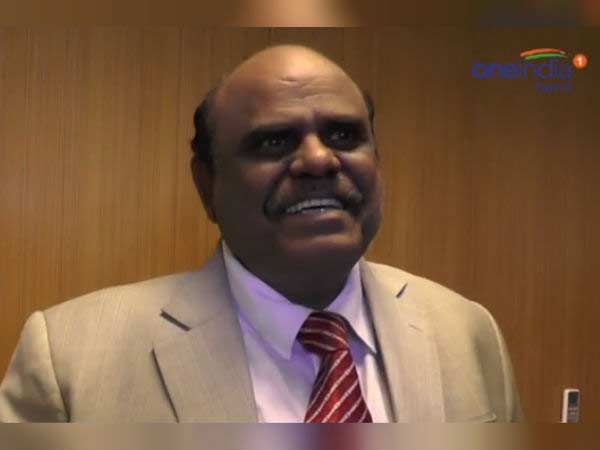 புத்தகம் எழுதும் கர்ணன் 