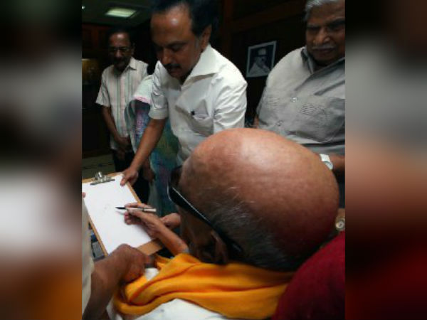 கையசைத்தார் கருணாநிதி 