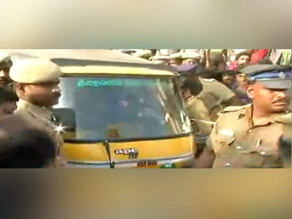 ஆட்டோவை மடக்கினர் 