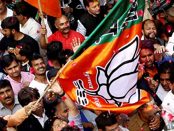 மாறி மாறி முன்னிலை 