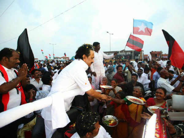 பெண்கள் ஆரத்தி 