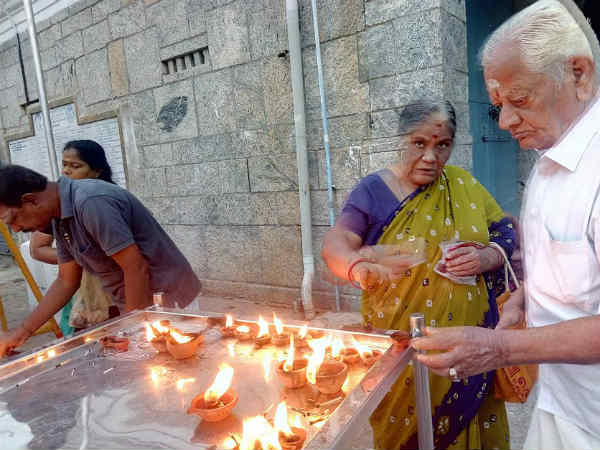 திருநள்ளாறில் பக்தர்கள் 